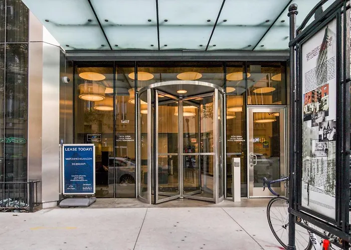 South Loop W Pool Gym Nr Grant Park Chi-856 *
